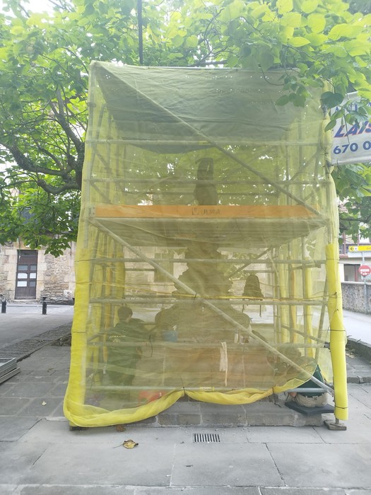 Maiatzaren 1a plazako iturria berritzeko lanak amaitzear dira