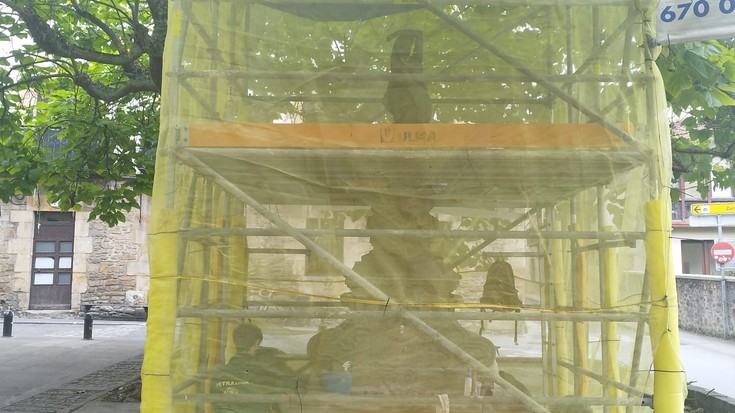 Maiatzaren 1a plazako iturria berritzeko lanak amaitzear dira