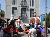 Kiliki eta erraldoien konpartsa eta banda kaleetan, San Juan egunez