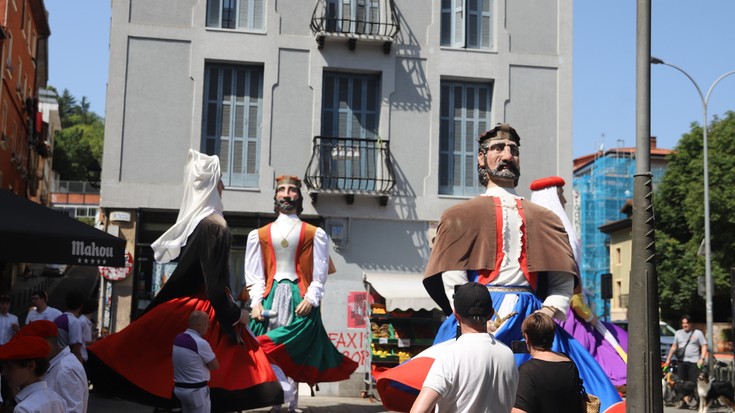 Kiliki eta erraldoien konpartsa eta banda kaleetan, San Juan egunez