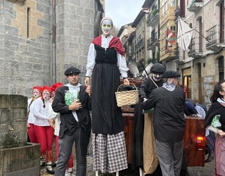 Arrasateko kaleak alaitu dituzte Txoronpiok, Txoronpiak eta Lamiak