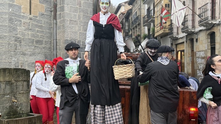 Arrasateko kaleak alaitu dituzte Txoronpiok, Txoronpiak eta Lamiak