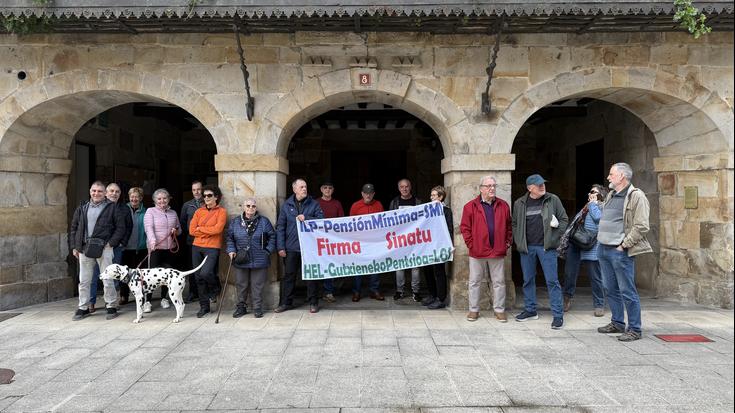 210 sinaduraren langa gainditu dute Antzuolako pentsiodunek