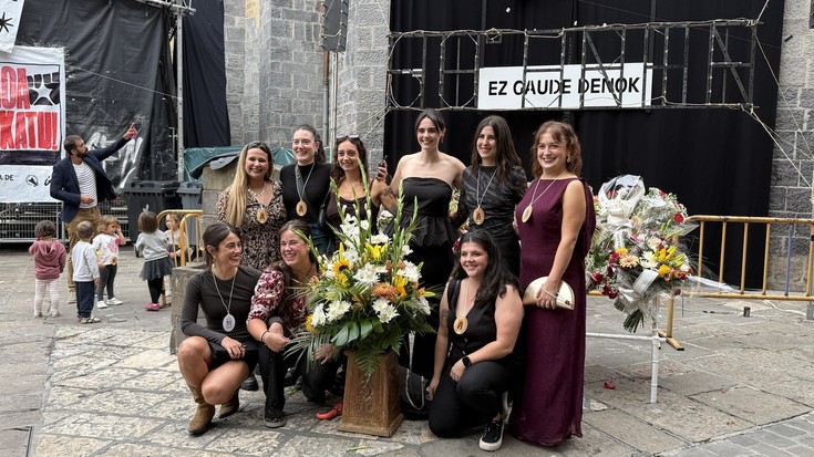 Lore eskaintza Maritxuri, ahaztu ezin den keinua