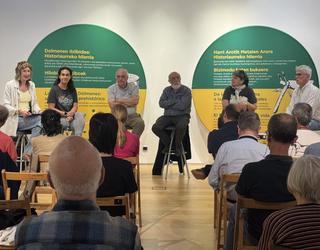 Dolmenen Ibilbidean aurkitutako pieza arkeologikoak ikusgai daude Aroztegin