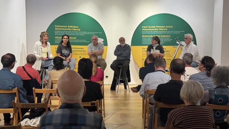Dolmenen Ibilbidean aurkitutako pieza arkeologikoak ikusgai daude Aroztegin