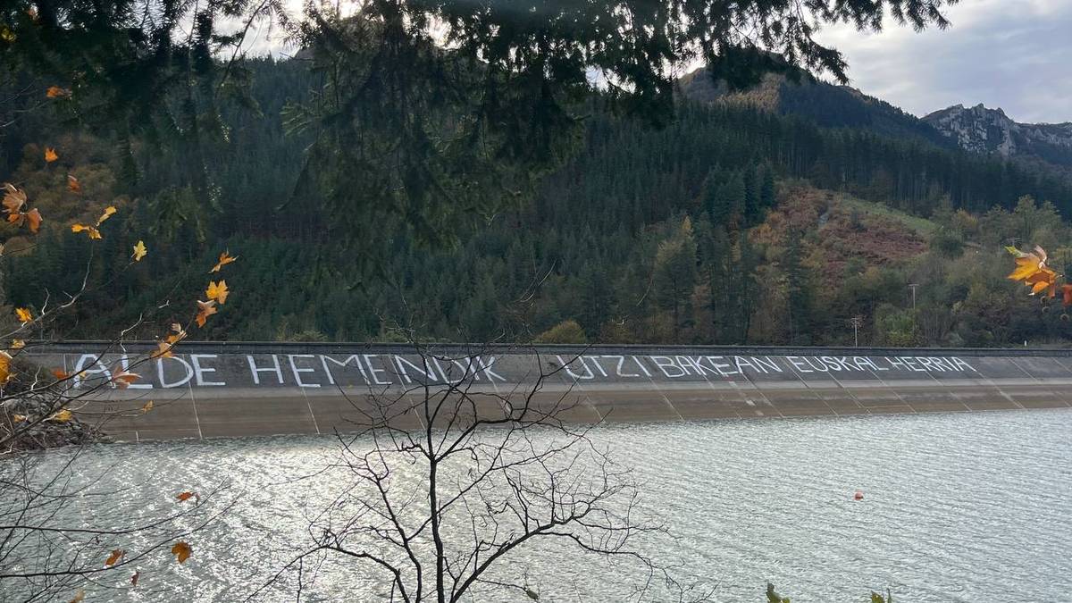 Ernaik Urkuluko urtegiko murala berriztu du