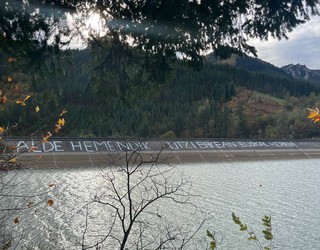 Ernaik Urkuluko urtegiko murala berriztu du