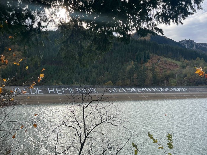 Ernaik Urkuluko urtegiko murala berriztu du