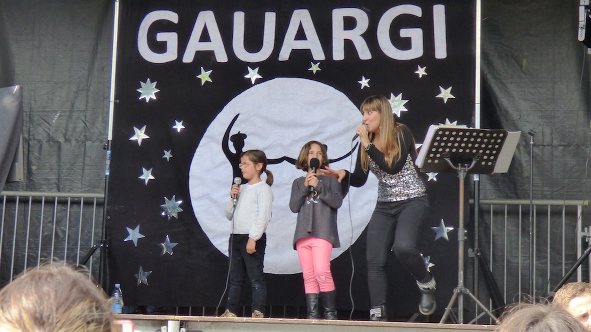 Karaokean dantzan eta kantuan ederki pasatu dute arratsaldea Elgetan