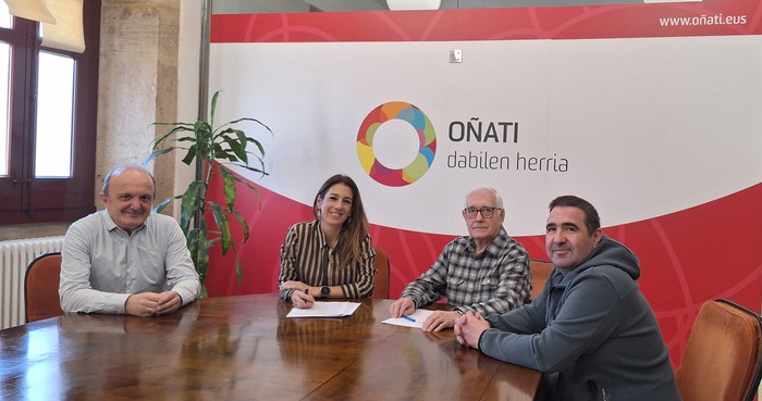 Hitzarmena sinatu dute Udalak eta Oñati abesbatzak, 60. urteurrena ospatzeko