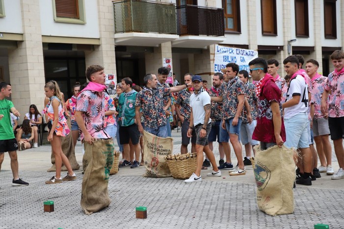 Ginkana eta herri bazkaria, kuadrillan gozatzeko eguneko osagai nagusiak