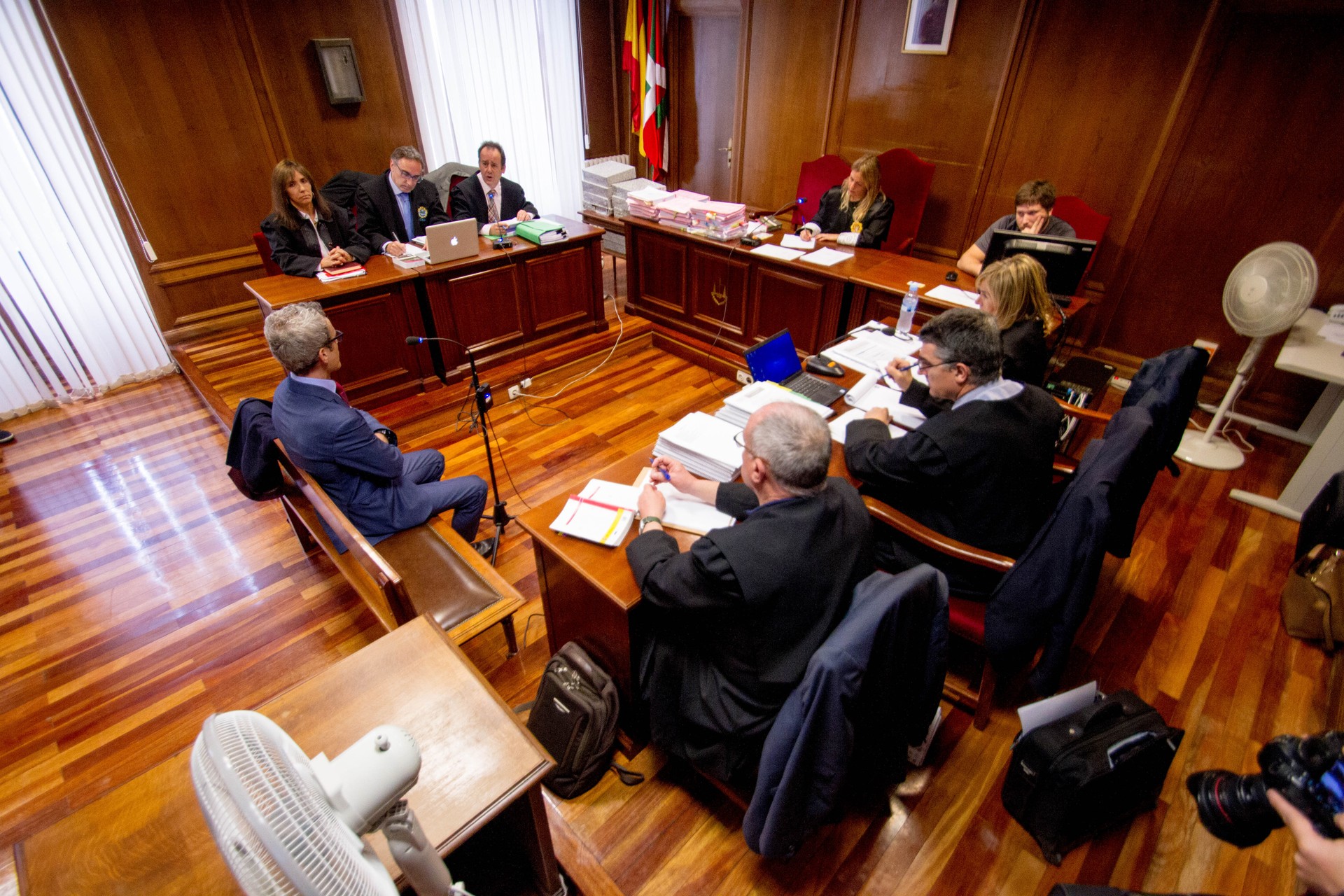 Zulo beltza epaitegietan