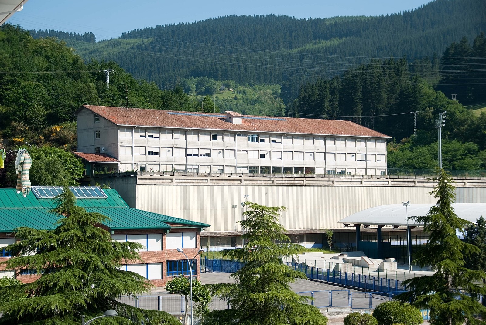 Arrasateko Ikasle Abertzaleek negoziazio mahaia sortzea eskatu diete Gaztelupeko eta Institutuko zuzendaritzei