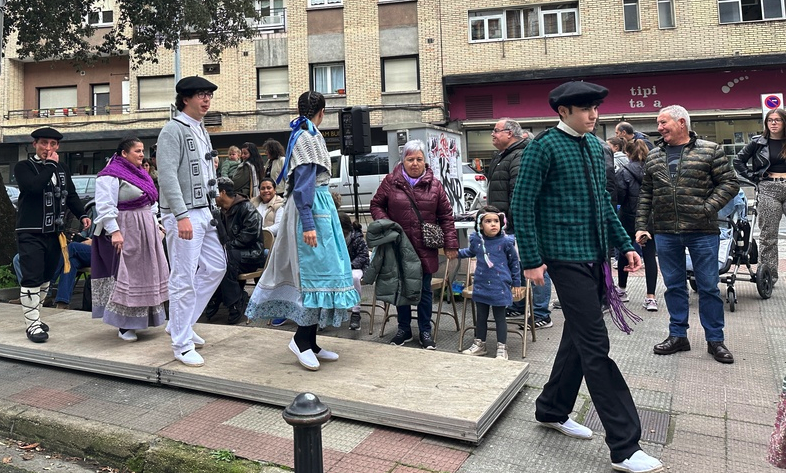 Bigarren eskuko arropen azoka, zapatuan, Loralderen eskutik