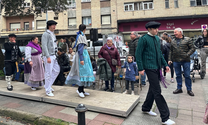 Desfilearen ostean, bigarren eskuko liburuen azoka