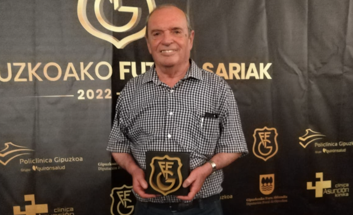Gipuzkoako Futbol Federazioak emandako Boluntarioen saria jaso du Javi Azpiazuk