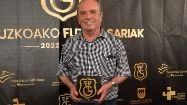 Gipuzkoako Futbol Federazioak emandako Boluntarioen saria jaso du Javi Azpiazuk