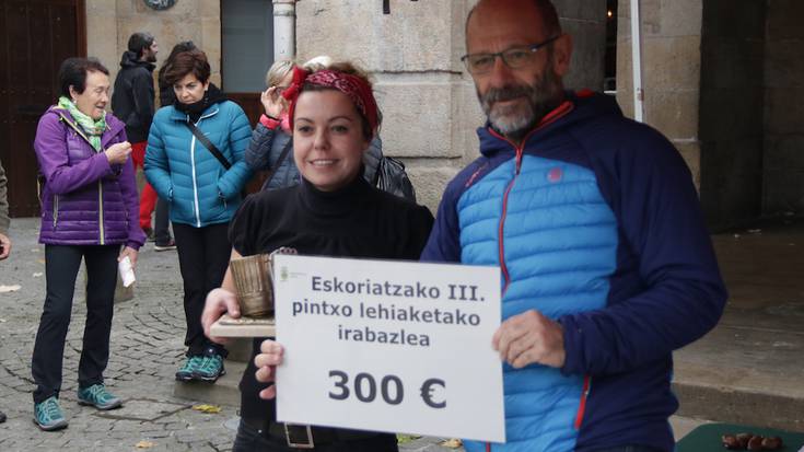 Eskoriatzako III. Pintxo lehiaketako irabazlea Urrestilla tabernaren 'Kokotxa-nel' izan da