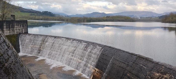 Udaberri hasierako euriek, urtegien maila maximoetan mantendu dute