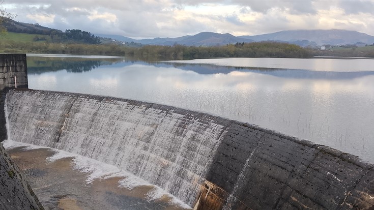 Udaberri hasierako euriek, urtegien maila maximoetan mantendu dute