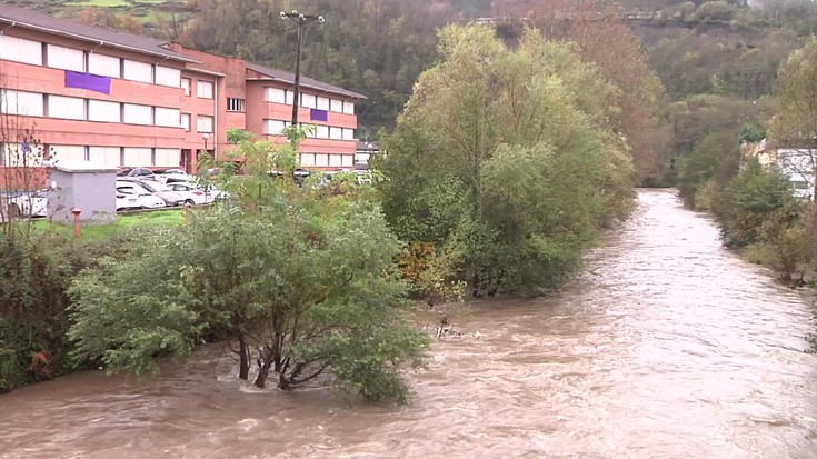 Deba ibaia hazita eta indartsu baina, oraingoz, bere bidetik