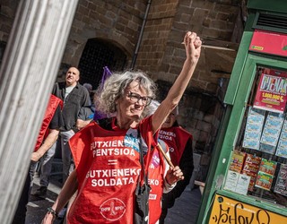 Debagoiendar ugari joan dira eguerdian Eibarko manifestaziora