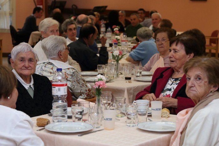 Opor garaian adinekoen egoitzetan aldi baterako egonaldiak egiteko izen-ematea zabalik