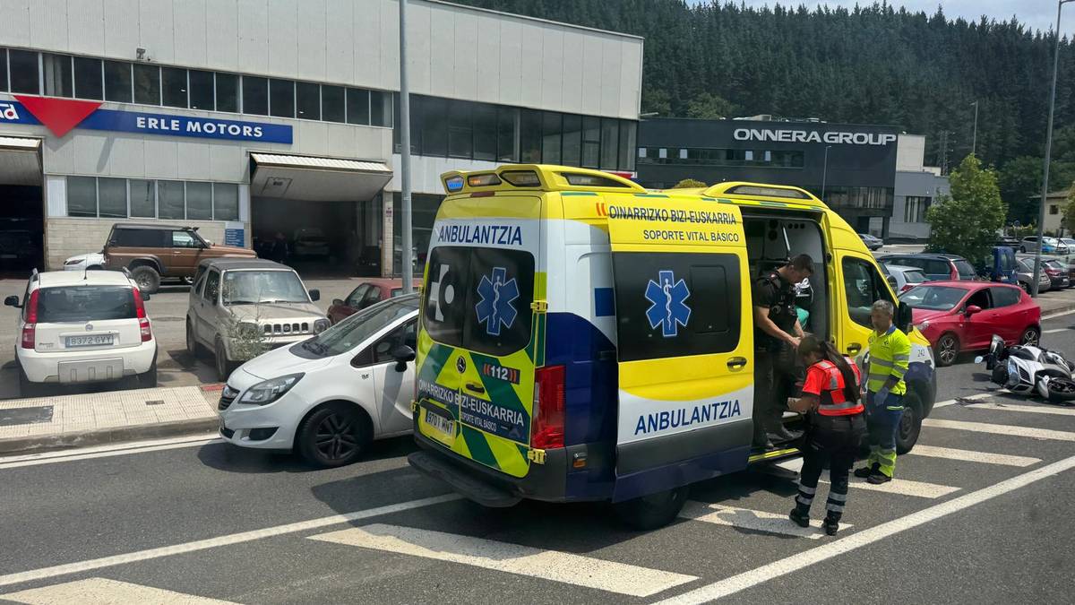 Bi autok eta moto batek istripua izan dute Zubillaga eta Oñati artean
