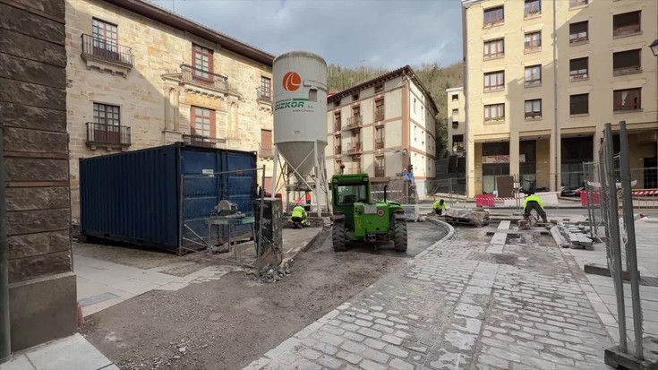 Albisteak: Barrenkaleko lanak amaitzear eta Pedro Miguel Etxenikeren bisita Laboratorium museora