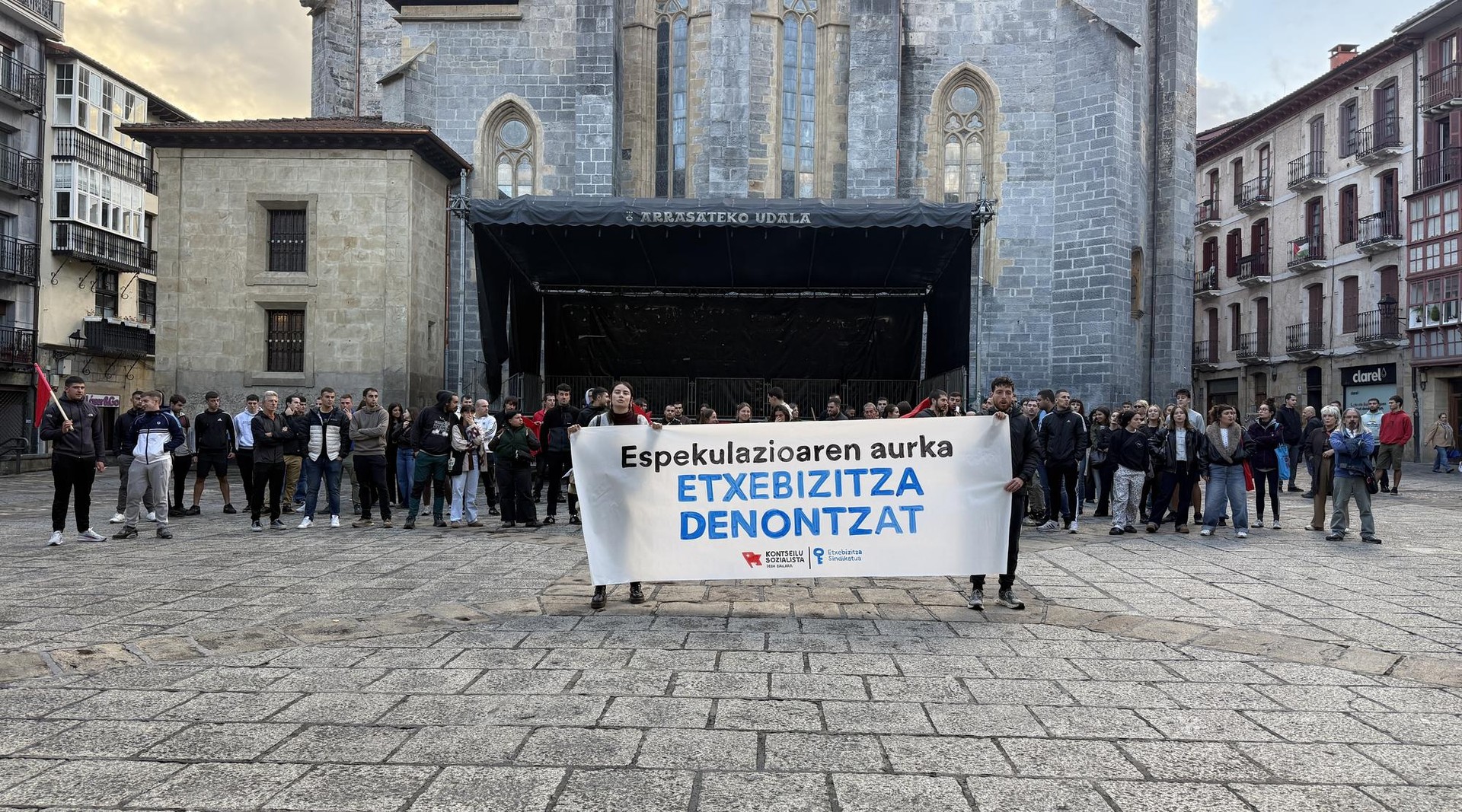 Espekulazioaren aurkako elkarretaratzea egin du Debagoieneko Etxebizitza Sindikatu Sozialistak