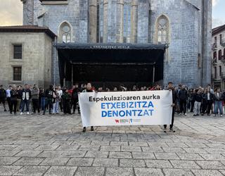Espekulazioaren aurkako elkarretaratzea egin du Debagoieneko Etxebizitza Sindikatu Sozialistak