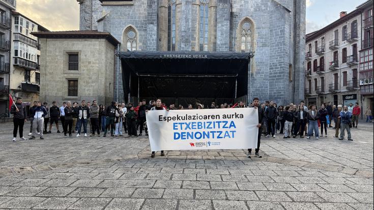 Espekulazioaren aurkako elkarretaratzea egin du Debagoieneko Etxebizitza Sindikatu Sozialistak