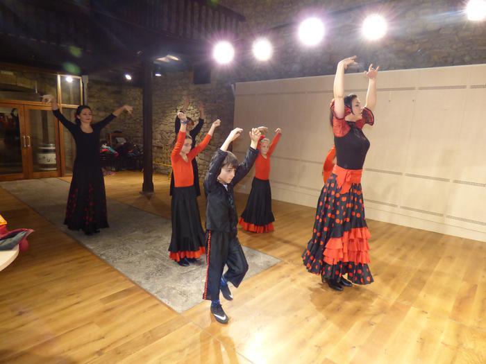 Gustura ibiltzen dira aramaioarrak flamenko ikastaroan