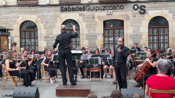 Entzuleak asebete ditu Bergarako orkestra sinfonikoak rock, pop eta folk doinuekin egindako emanaldiak
