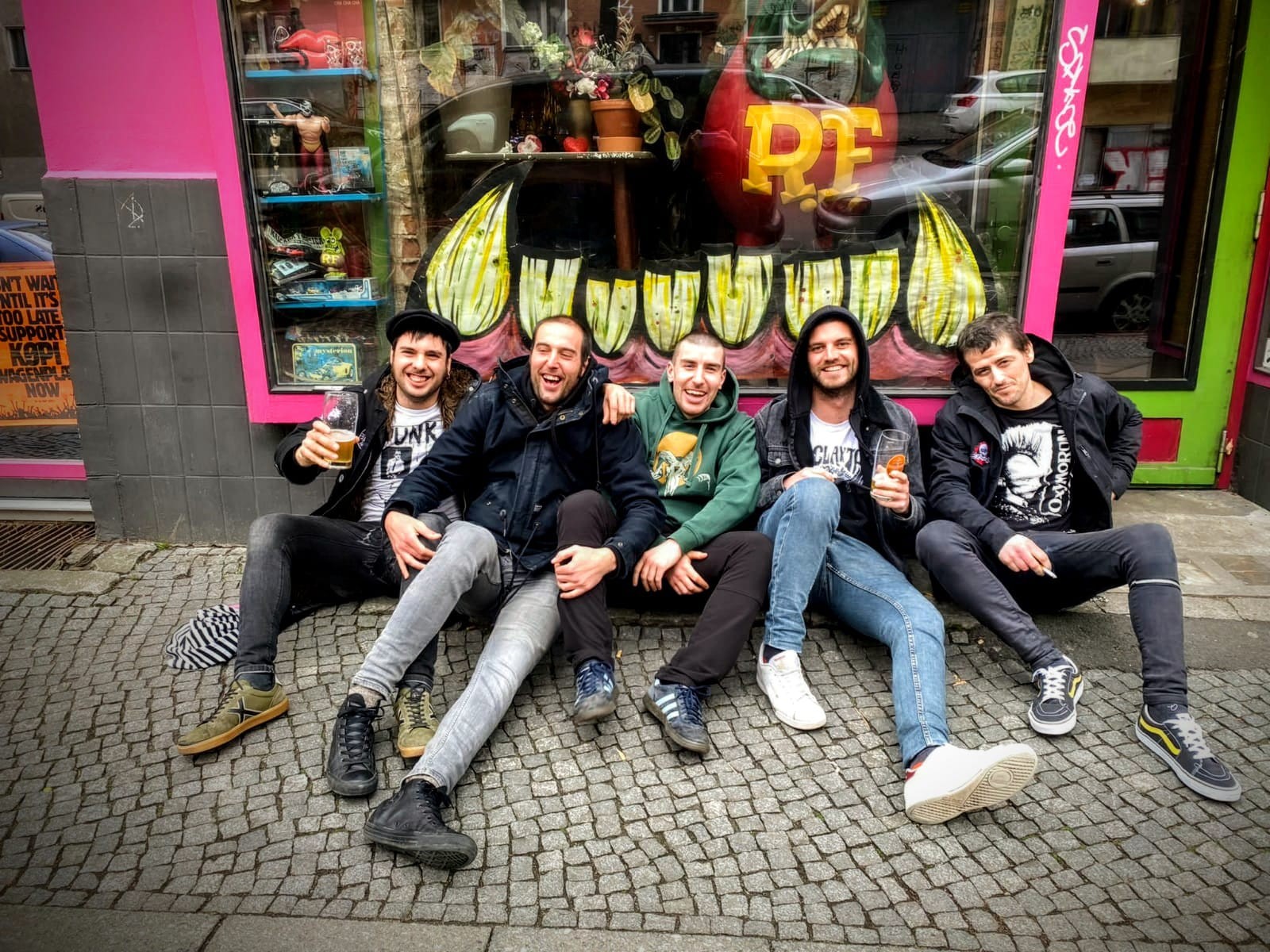 Kalea astintzeko gogoz, lehen lana gertu du Txakurrak taldeak