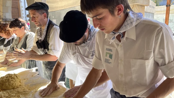 Herri Egunean taloen taberna kudeatzeko eta janari postuak jartzeko epeak zabalik daude