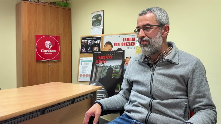 Jon Loiola: "Egoera administratiboa erregularizatzeko prozesuaren hasieran daudenekin aritzen gara, batez ere"