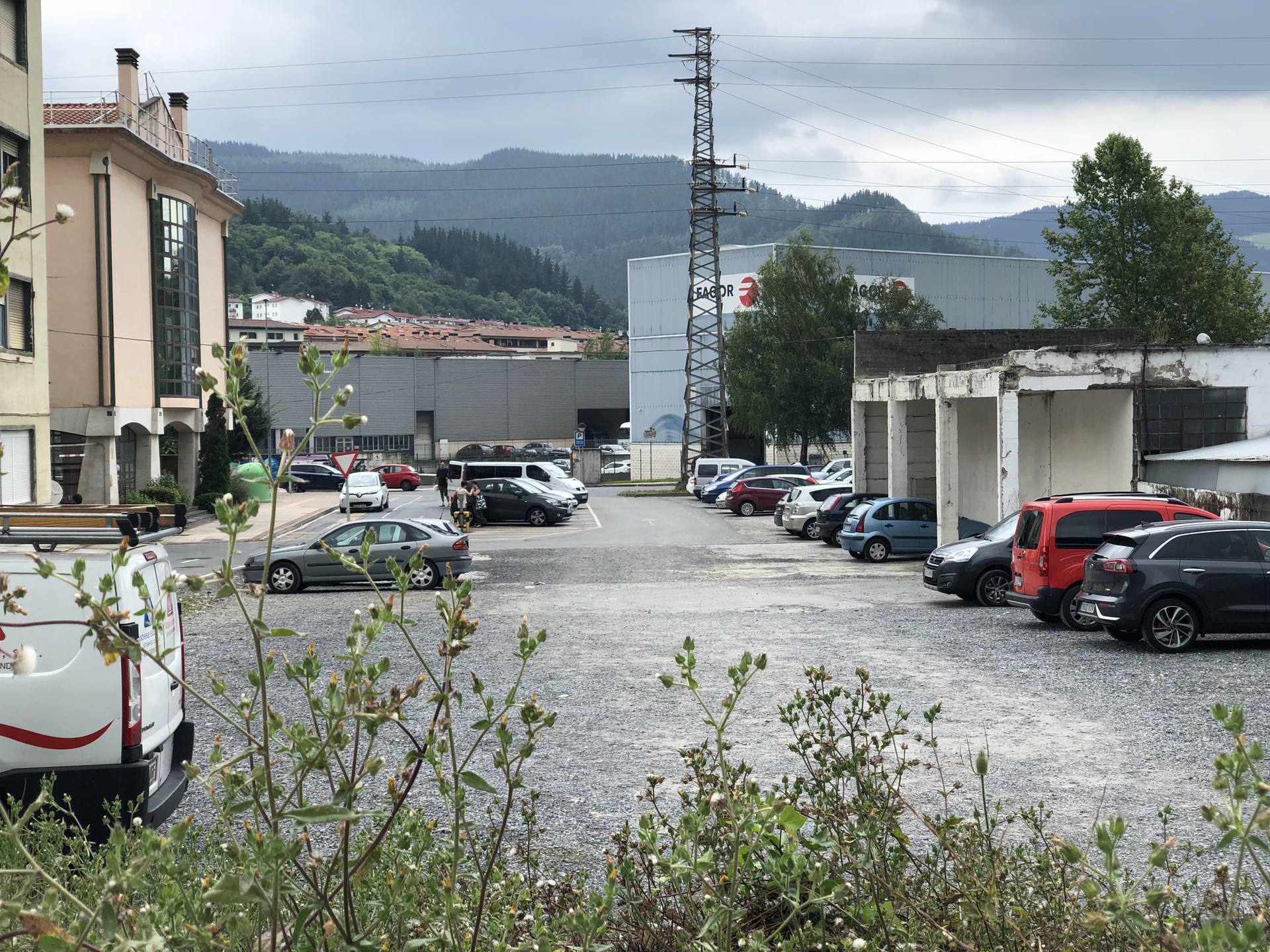 Datozen egunetan bi trafiko mozketa eta aparkaleku gutxiago Ospitalean