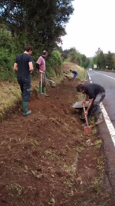 Besaide Elkartekoek GR-121eko zati bat atondu dute auzolanean