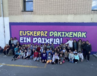 Euskara sustatzeko murala amaituta Arimazubi gunean