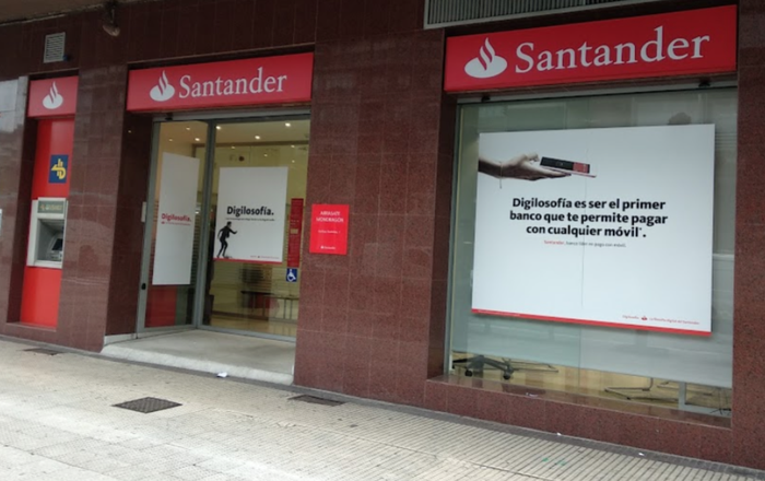 Banco Santanderrek 9.000 euro ordaindu beharko dizkie hiru arrasatearri