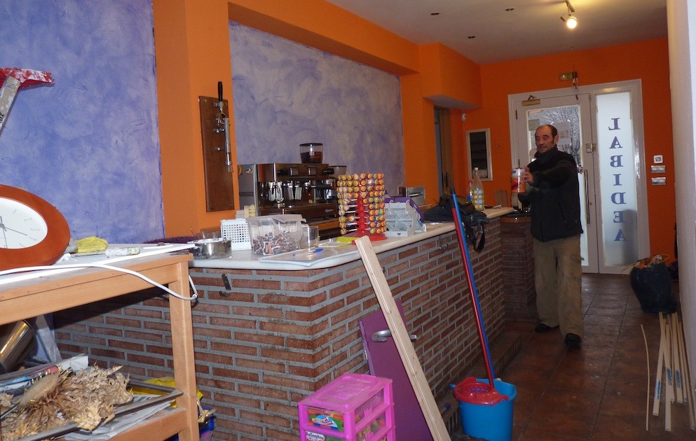 Labidea berritua, zabalik, gatzagarren eskura eta zerbitzura