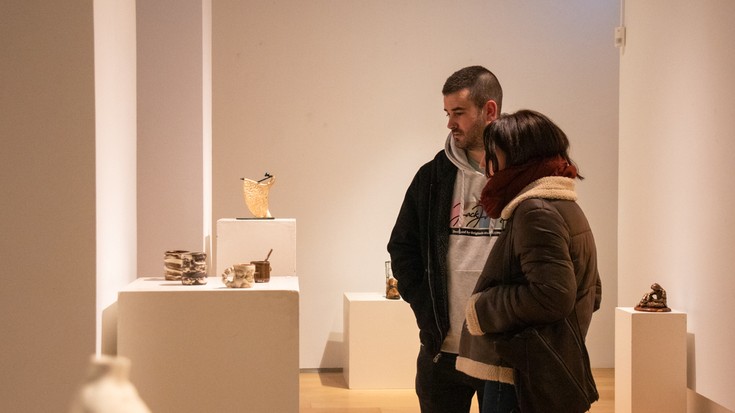 Buztinezko askotariko piezak ikusgai Bergarako Aroztegi aretoan