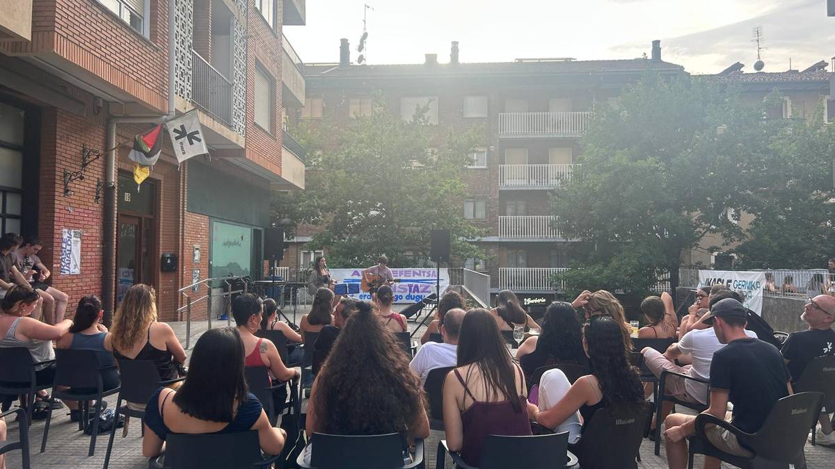 Bailarara begira jarri dira Debagoieneko gazte feministen topaketan - Aretxabaleta | Goiena
