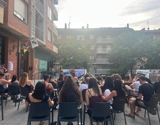 Bailarara begira jarri dira Debagoieneko gazte feministen topaketan
