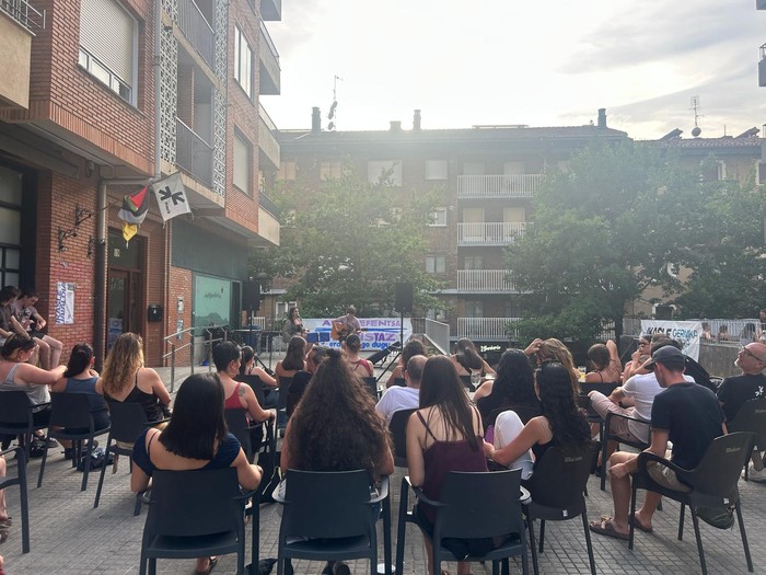 Bailarara begira jarri dira Debagoieneko gazte feministen topaketan
