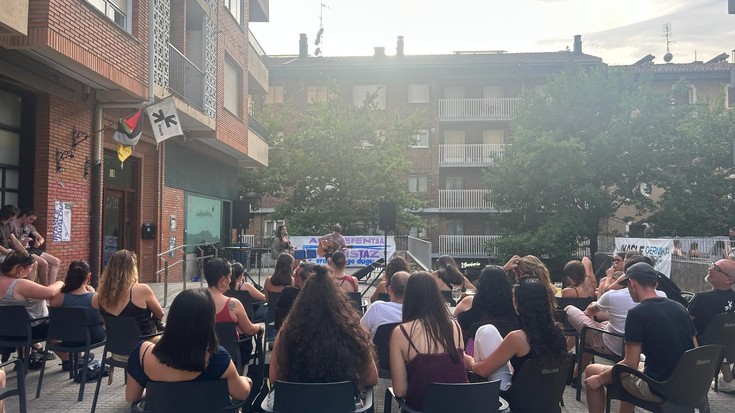 Bailarara begira jarri dira Debagoieneko gazte feministen topaketan