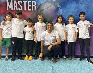 Harrobiari kirol balioak eta eskupilotarekiko maitasuna transmititzeko lana egiten