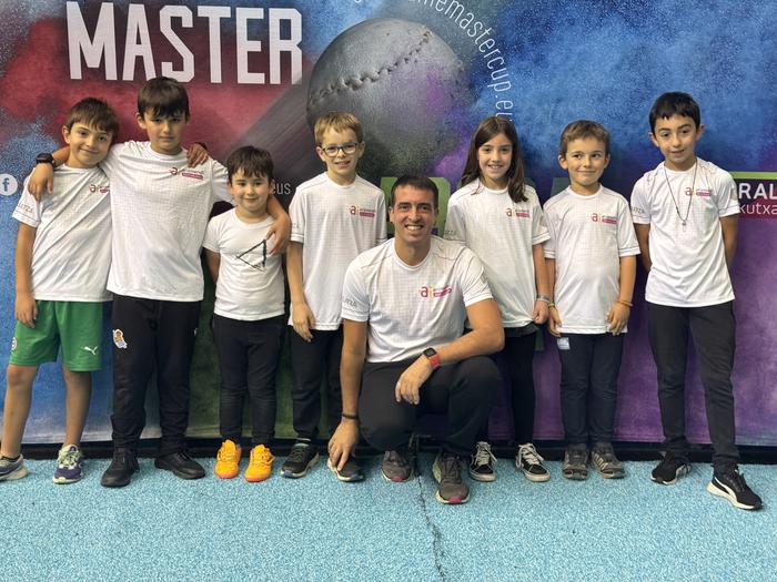 Harrobiari kirol balioak eta eskupilotarekiko maitasuna transmititzeko lana egiten